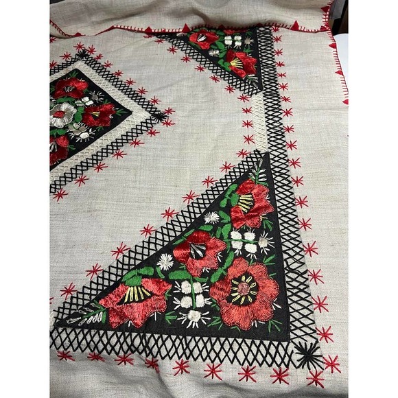 Beautiful Vintage Embroidered Tablecloth Applique - Picture 4 of 6